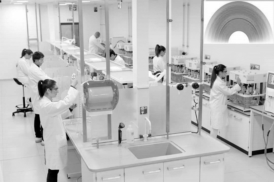 Oncology laboratory in operation
