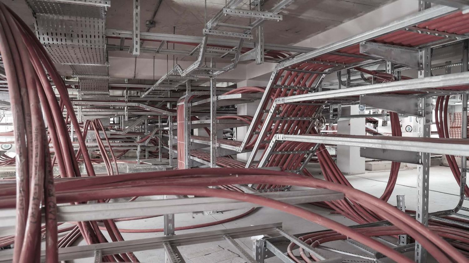 Cable containment for the shore to ship power supply